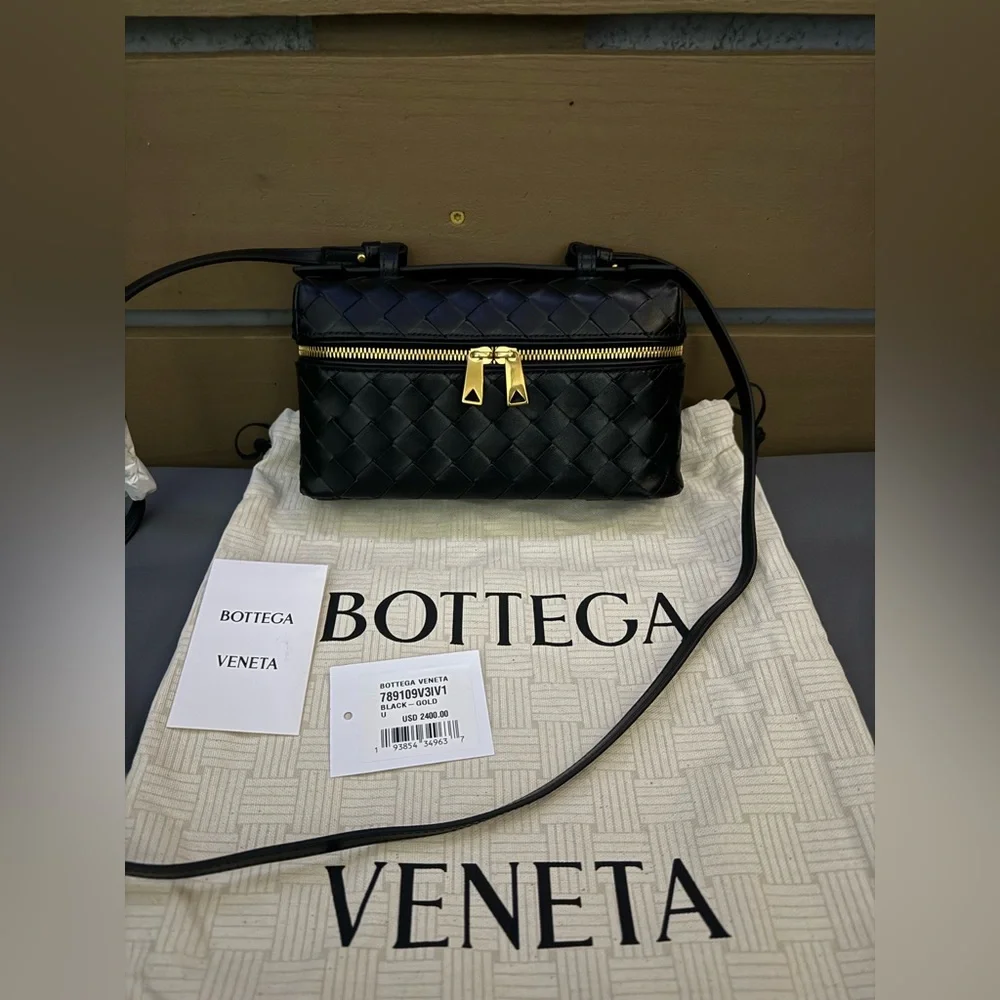 ❗️Sold Bottega Veneta
Intrecciato Leather Convertible
Vanity Case - Picture 4 of 8